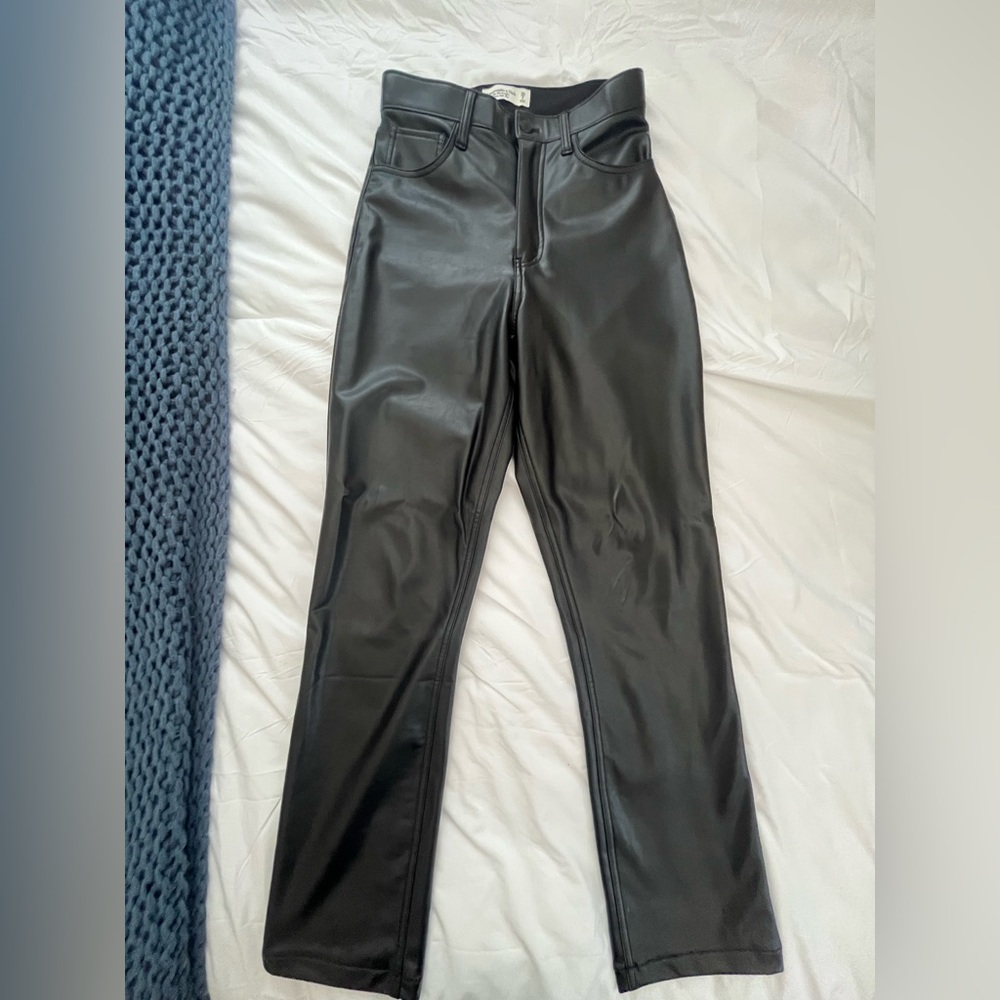Abercrombie & Fitch CURVE LOVE VEGAN LEATHER 90s STRAIGHT PANTS